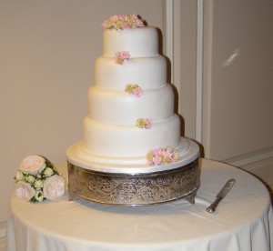 wedding-dj-faversham-mount-ephraim-wedding-cake.jpg