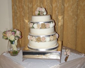 wedding-dj-maidstone-oakwood-house-wedding-cake-01.jpg
