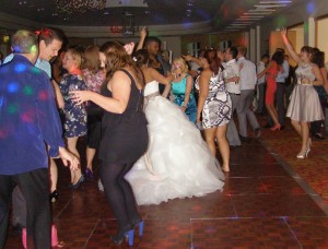 wedding-dj-maidstone-oakwood-house-wedding-dancers-08.jpg