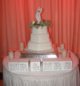 Bromley Court Hotel Wedding DJ Wedding Cake 01